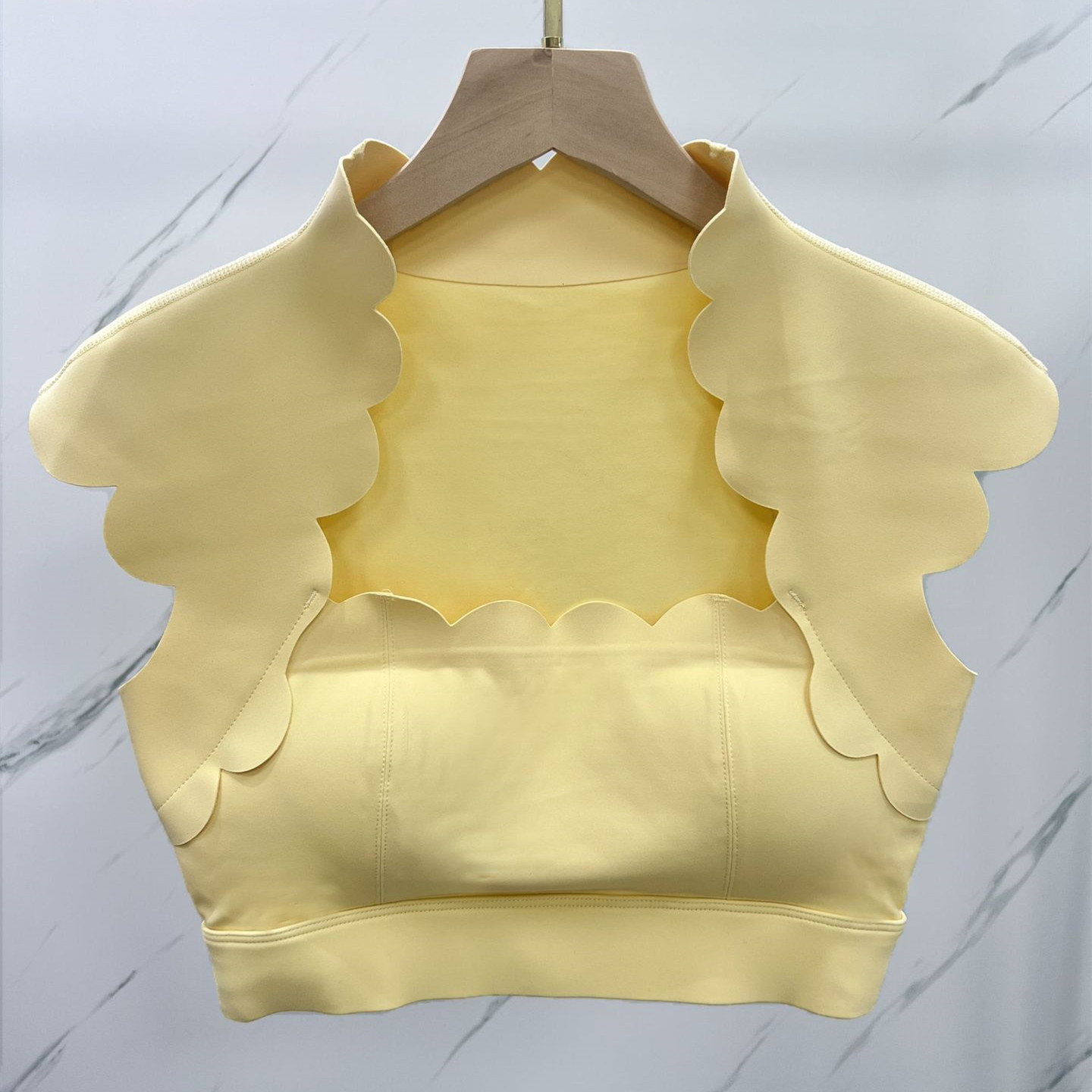صدرية رياضية نسائية بتصميم ممو - مراجعة Running Gear For Women وسعره